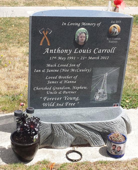 Custom headstone in the shape of a wood stump crafted from granite by Stoneworx - Memorials of Distinction in New Zealand.