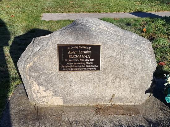 Headstone crafted from granite by Stoneworx - Memorials of Distinction in New Zealand.