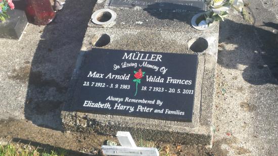 Headstone crafted from granite by Stoneworx - Memorials of Distinction in New Zealand.